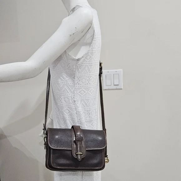 Elegant Brown Leather Shoulder Bag - Picture 3 of 16